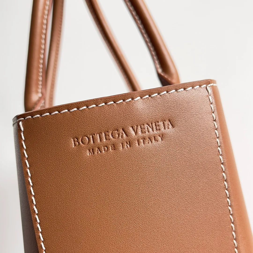 The batch of 1960 BV tote bag (small four compartments) has finally been shipped🔥🔥 The leather feels great! It has stitching workmanship and is very low-key. The more I look at it, the more I like it. I usually go out for rides and planes with a lot of things and need to carry a computer. Carrying a bag like this is all it takes. It comes with a small bag for storage, which is very convenient. Style number: 756682 Size: 38*10*28cm